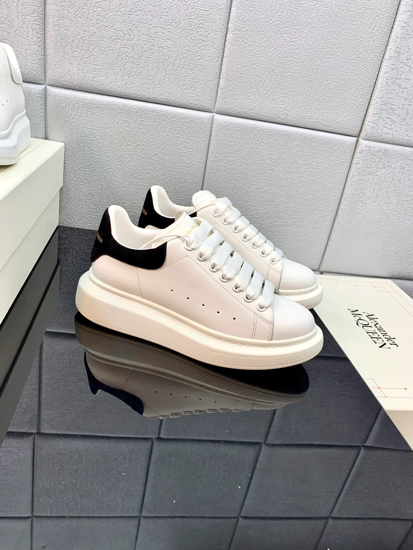 👟👟Ex-factory price 480👟👟 2022 latest upgraded version The latest McQueen white shoes original 1⃣: 1⃣ perfect replica ☑Deliver the latest counter full set of packaging 🎁Full series of color styles are constantly updated🥳🥳 🔺Fabric: Customized original matte silk cowhide 🔺Inner: imported water-dyed sheepskin lining/original customized soft cowhide cushion 🔺Feet: super clear high temperature air pressure logo➕soft latex pad 🔺Outsole: rubber T👟👟Ex-factory price U vacuum bottom/I👟👟Ex-factory price foam original bottom, thick bottom about 4cm 🔺Size: Female M34-40 Male M39-45